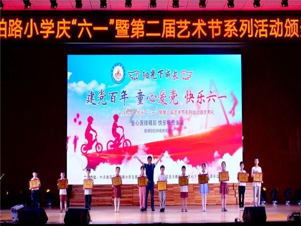 AYANEO AM02迷你主机发布 自带副屏复古设计